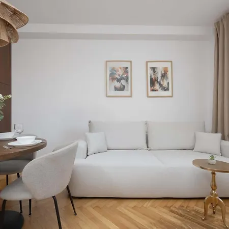Wilcza Tenement Near National Museum By Renters * Varsovie
